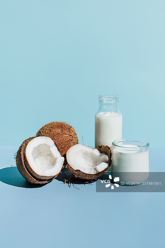 有机纯素椰奶蓝色背景留白特写图片素材