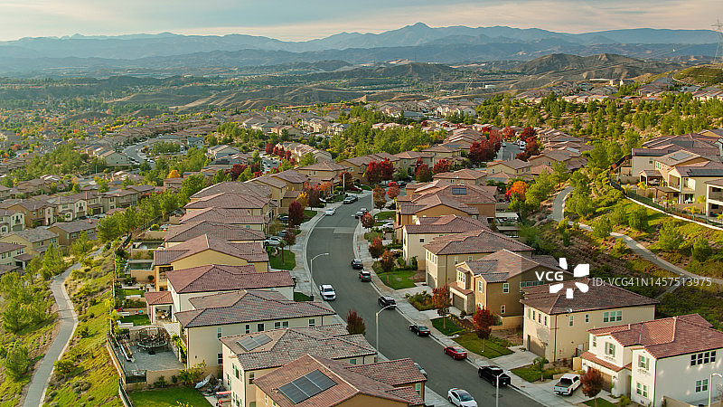 加利福尼亚州圣克拉里塔的秋色航拍图片素材