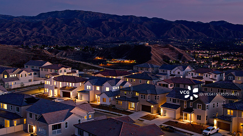 圣克拉里塔灯火通明的住宅航拍图片素材