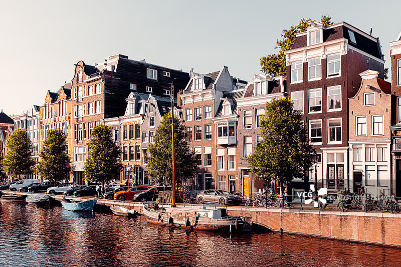 荷兰阿姆斯特丹运河沿岸的历史住宅图片素材