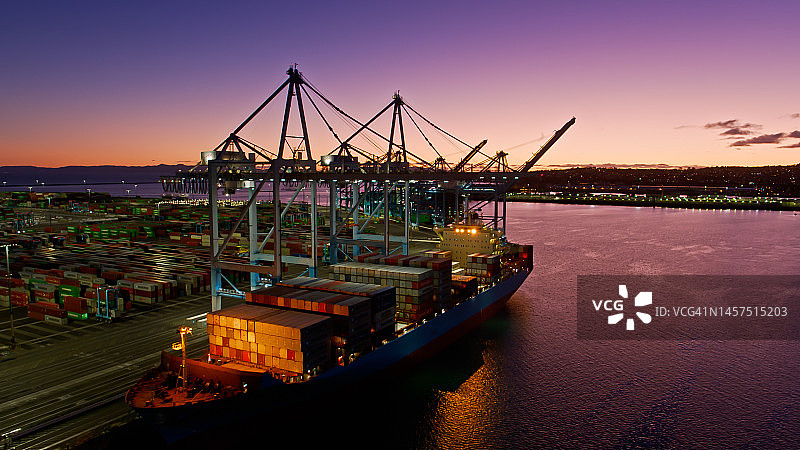 洛杉矶港口集装箱船的空中黄昏景色图片素材