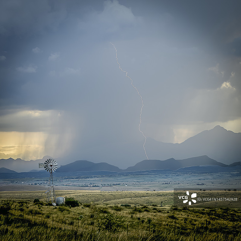季风期间的闪电图片素材