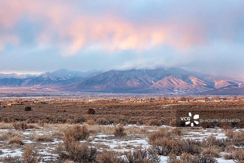 新墨西哥州陶斯山谷冬季日落图片素材