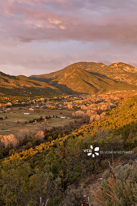 春天的新墨西哥州陶斯县瓦尔迪兹图片素材