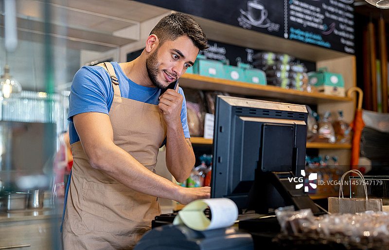 快乐的招待员在电话中接听外卖订单图片素材