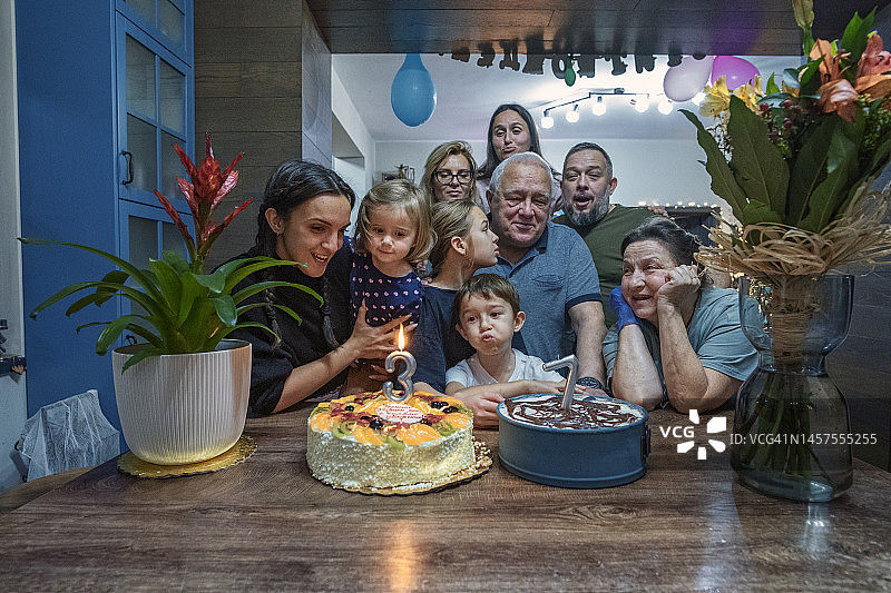 爷爷和大家庭的生日照图片素材