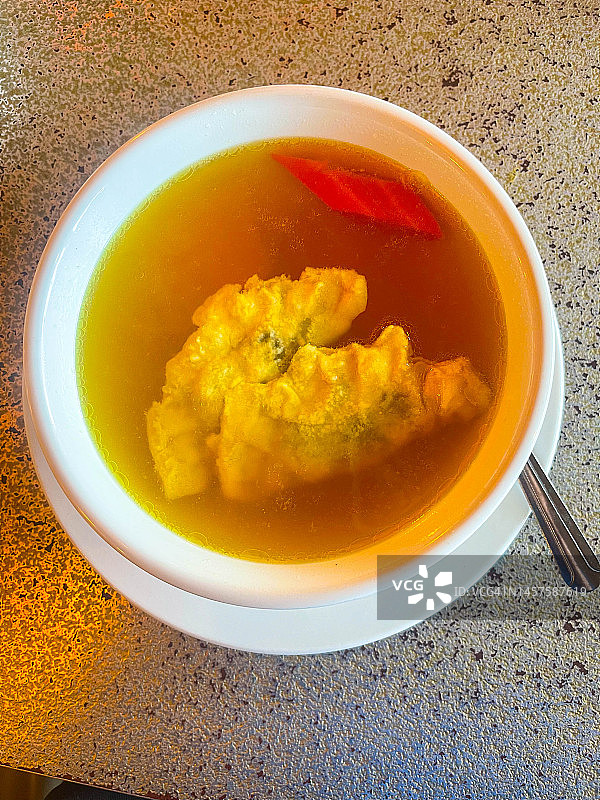 鸡汤中的犹太饺子图片素材