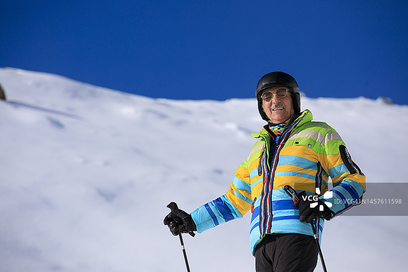 业余滑雪运动：男子在滑雪胜地滑雪图片素材
