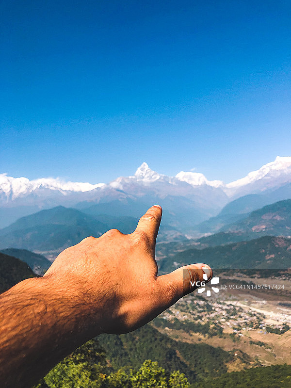 人手指向山脉的视角图片素材