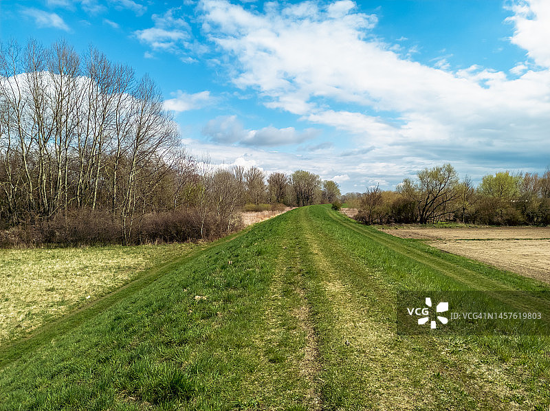 河边堤顶小路图片素材