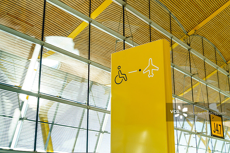 机场登机口处黄色的国际残疾人标志图片素材