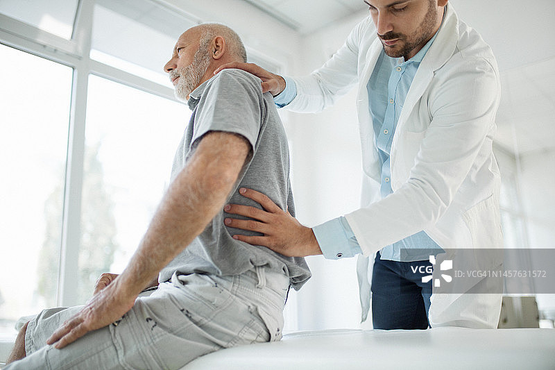 医生检查病人的背部图片素材