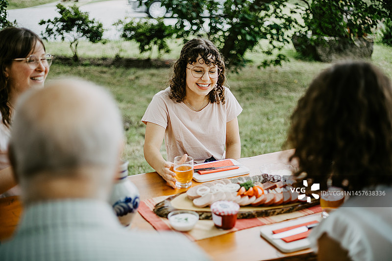 一家人在餐桌旁享用面包和香肠图片素材