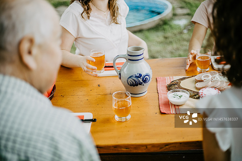 一家人在餐桌旁享用面包和香肠图片素材