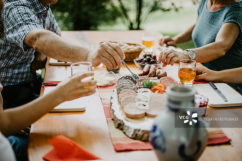 一家人在户外享用晚餐图片素材