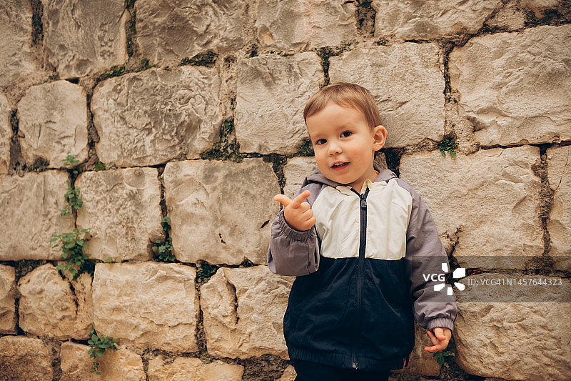 户外散步的快乐儿童肖像图片素材