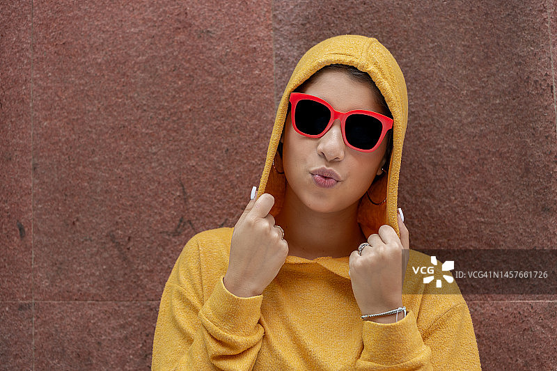 戴着帽衫和太阳镜的少女图片素材
