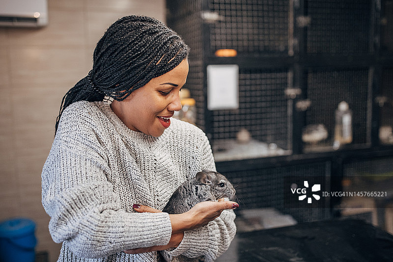 女人抱着龙猫图片素材