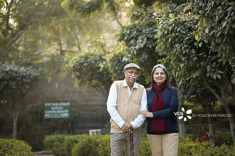 在公园里微笑的老年夫妇图片素材