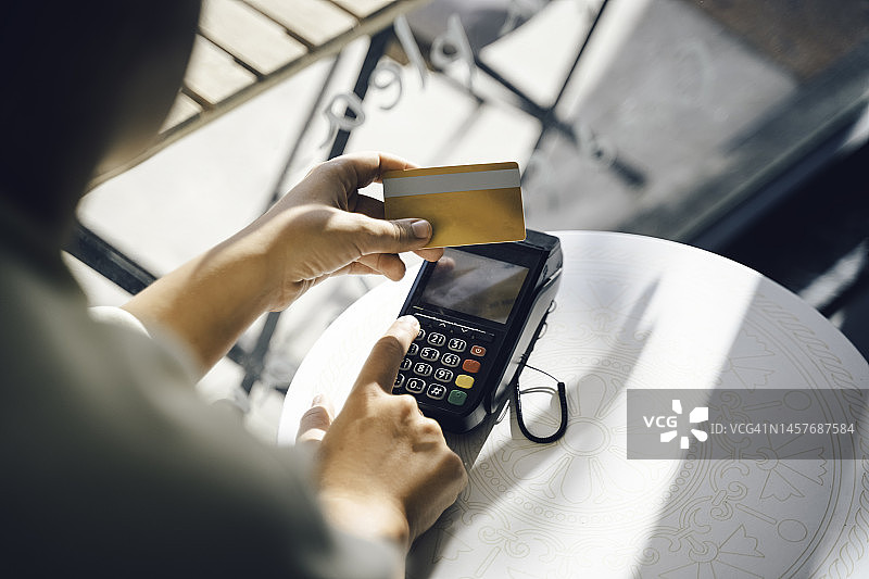 女人使用信用卡刷卡支付图片素材