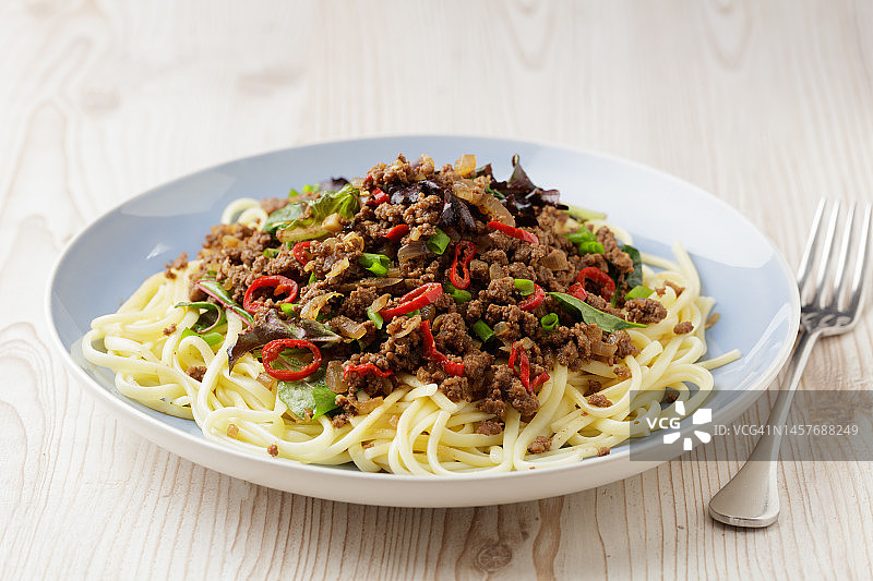 麻辣四川风味牛肉末意面图片素材