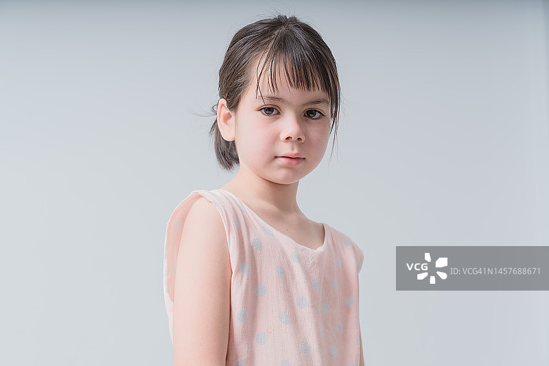 特写：学习和计划的快乐短发女孩图片素材