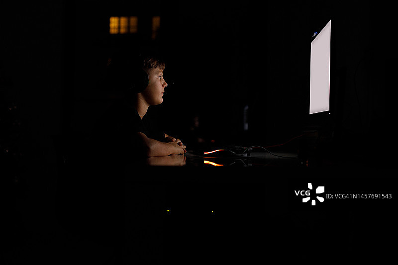 男孩在电脑上玩游戏图片素材