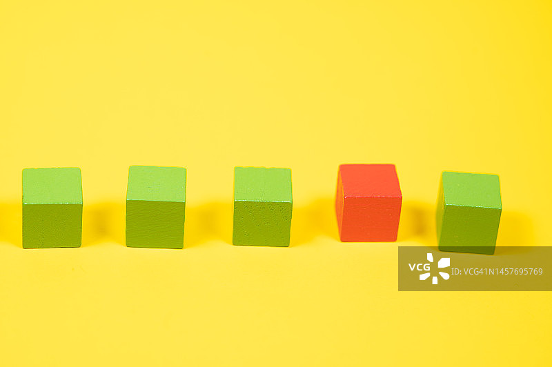 选择概念：红色木块与一排绿色木块图片素材
