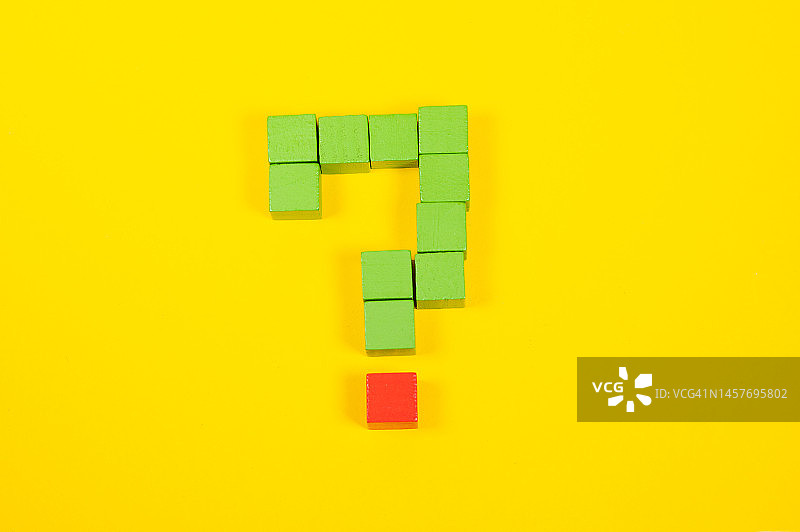 绿色和红色方块木块组成的问号：选择的概念图片素材