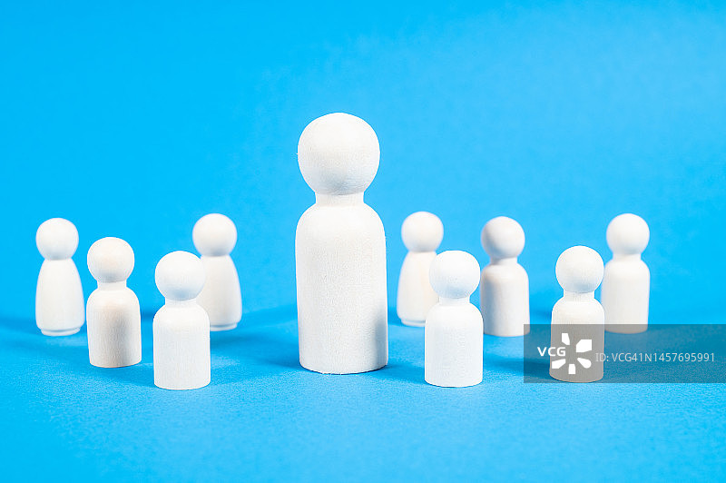 选择概念：众多小雕像中唯一的大雕像图片素材