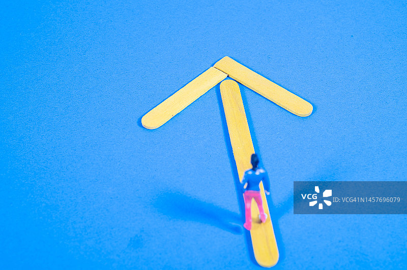 选择的概念：人物做出决定并沿着箭头指示的方向前进图片素材