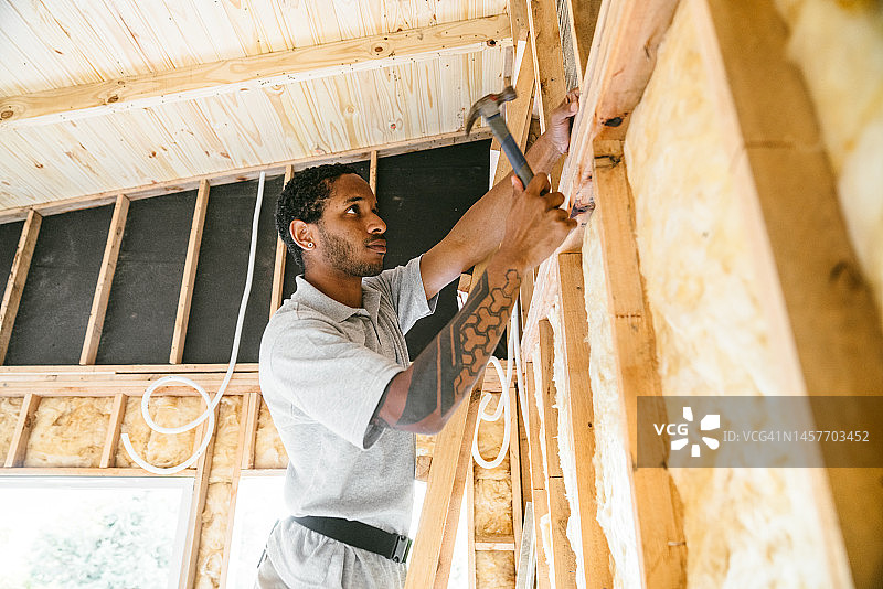 建筑工人安装绝缘材料图片素材
