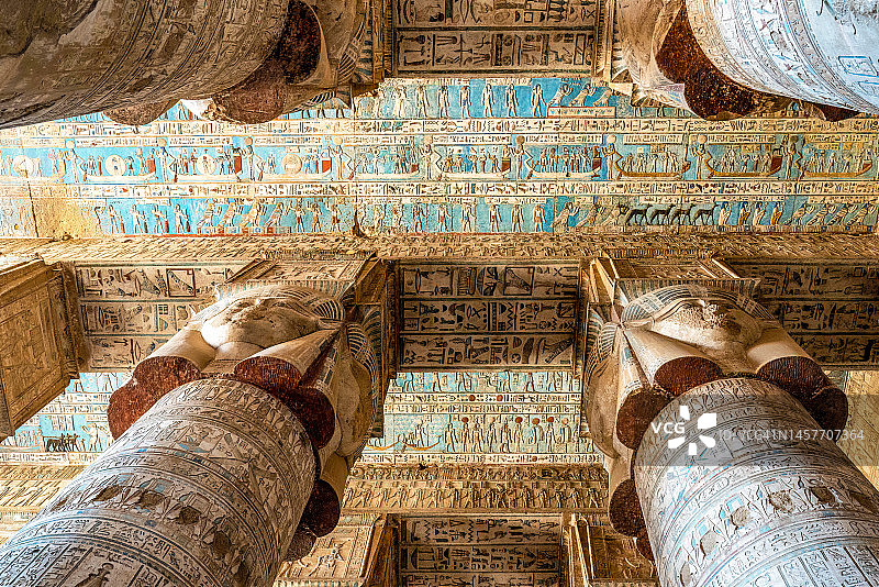 埃及丹德拉哈索尔神庙柱厅图片素材