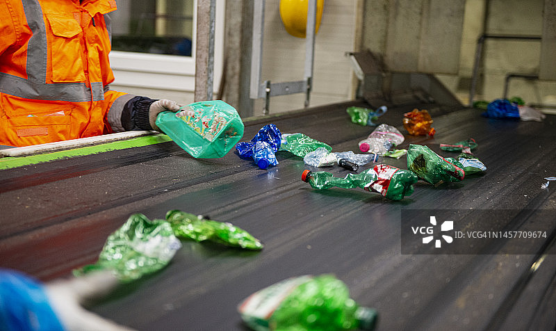 塑料回收厂的工人图片素材