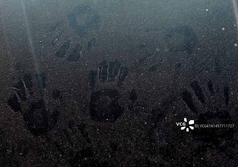 玻璃上灰尘中的手印图片素材