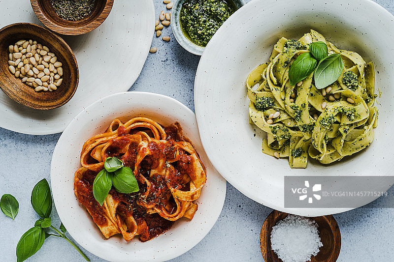 番茄意面和罗勒青酱意面（健康纯素菜肴，俯视角度）图片素材