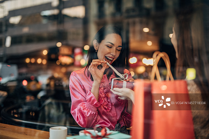 送给我朋友的礼物图片素材