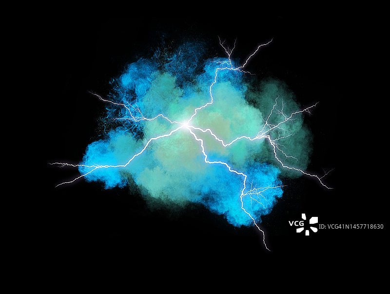 黑色背景上的带烟雾和闪电的电爆炸图片素材