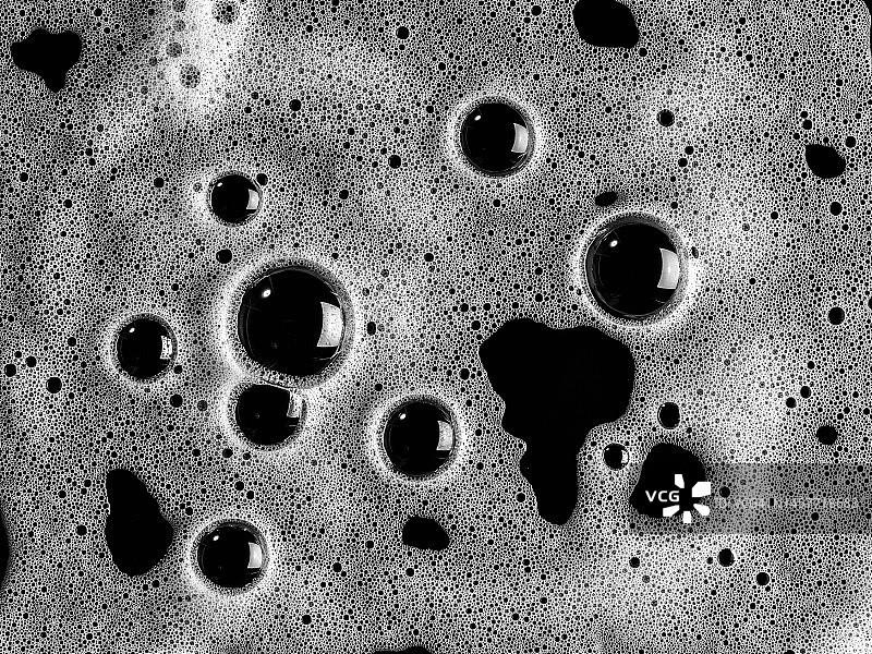 黑色背景上的浴室肥皂泡图片素材