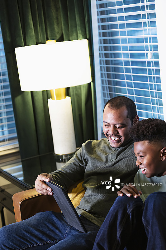 多种族男孩和继父正在看数位板图片素材