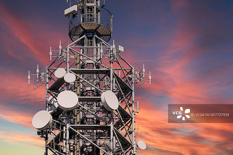 日落下的手机天线图片素材