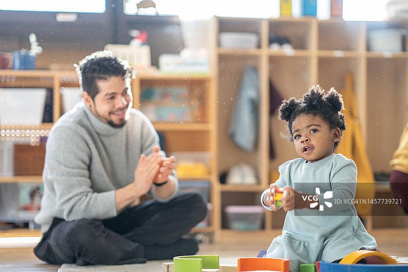 男幼儿园教师和孩子们图片素材