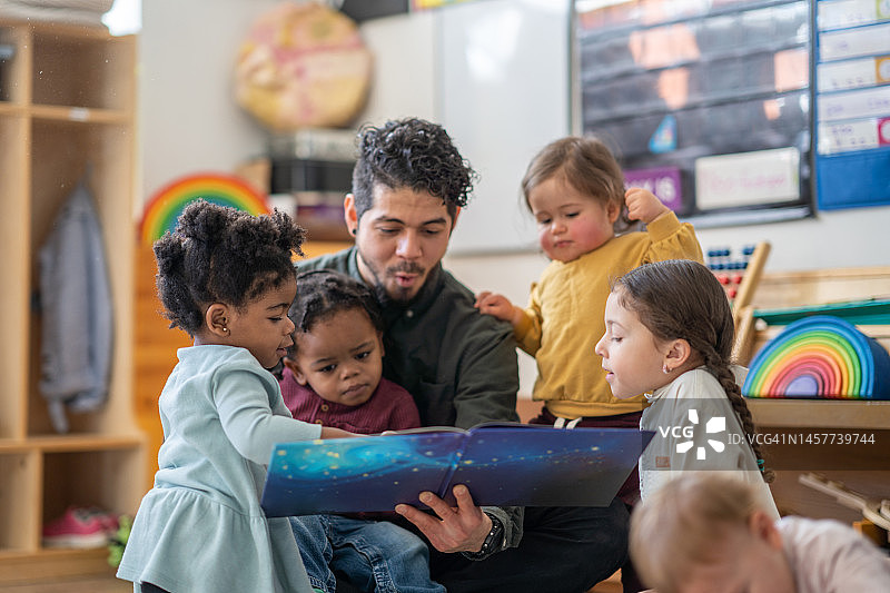 日托中心的故事时间图片素材