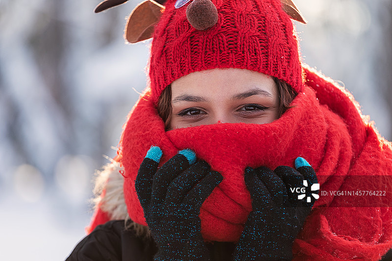 冬季森林里的美丽少女肖像图片素材