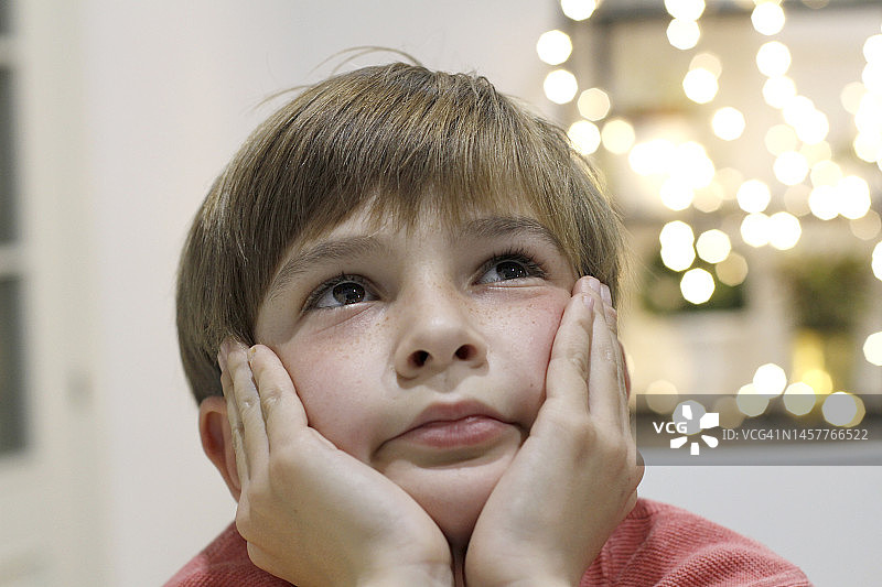 若有所思地向远处看的男孩图片素材