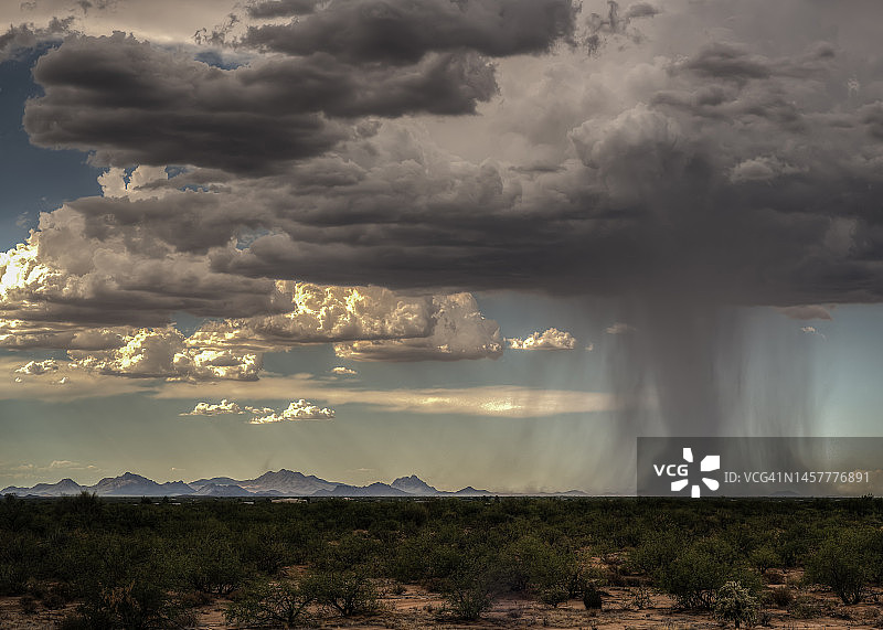 山区中的微爆图片素材