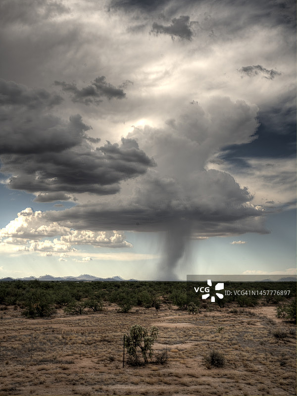 山区中的微爆图片素材