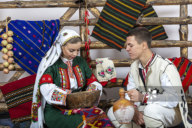 身着保加利亚传统服饰的年轻人图片素材