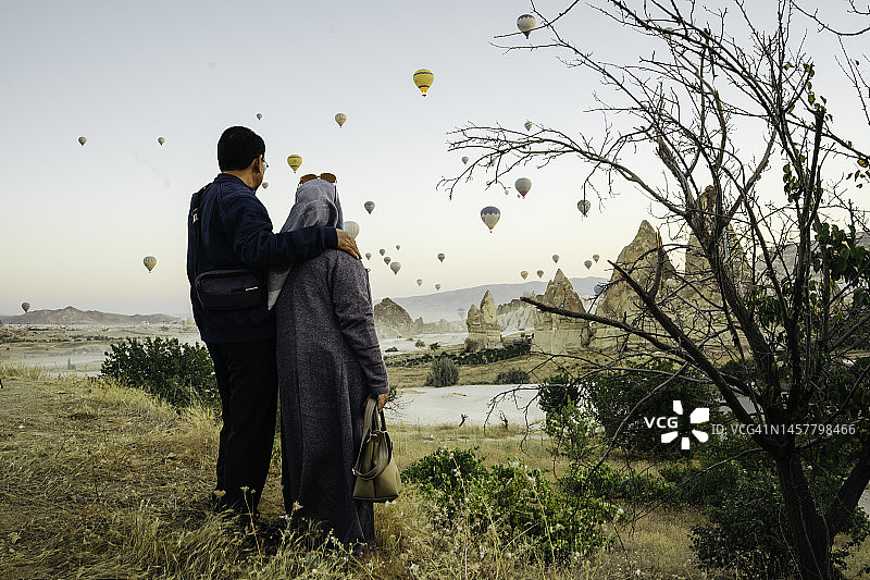 老年夫妇在格雷梅欣赏热气球日出图片素材