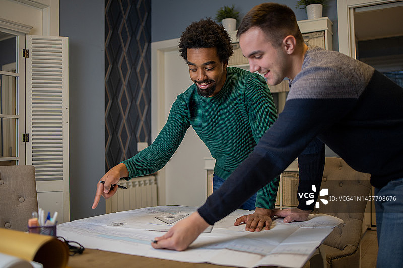 设计师在做一个大项目图片素材